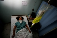 Mercedes Carrasco de 41 años de edad, convalece en la cama 62 del hospital del ISSSTE después de habar sido golpeada brutalmente por 4 sujetos en la ciudad de Tonalá. La mujer responsabiliza al presidente municipal después de recibir amenazas y el caso se