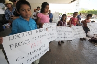 Miércoles 6 de abril. Indígenas tsotsiles de varias organizaciones sociales de varios municipios del estado se suman a las protestas para la liberación de varios presos políticos y se manifiestan en las entradas del edificio del gobierno estatal.