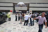 Martes 5 de abril. Familiares de los presos aprendidos en Pueblo Nuevo Solistahuacan y miembros de la organización COCYP continúan con las protestas en las entradas del edificio de gobierno estatal para exigir la libertad y la cancelación de las órdenes d