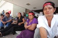 Martes 5 de abril. Familiares de los presos aprendidos en Pueblo Nuevo Solistahuacan y miembros de la organización COCYP continúan con las protestas en las entradas del edificio de gobierno estatal para exigir la libertad y la cancelación de las órdenes d