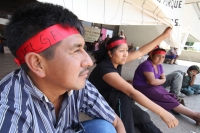 Martes 5 de abril. Familiares de los presos aprendidos en Pueblo Nuevo Solistahuacan y miembros de la organización COCYP continúan con las protestas en las entradas del edificio de gobierno estatal para exigir la libertad y la cancelación de las órdenes d