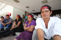 Martes 5 de abril. Familiares de los presos aprendidos en Pueblo Nuevo Solistahuacan y miembros de la organización COCYP continúan con las protestas en las entradas del edificio de gobierno estatal para exigir la libertad y la cancelación de las órdenes d