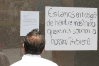 Lunes 6 de junio. Elementos de la Agencia Estatal de Investigación de la PJGE permanecen en huelga en la entrada principal del edificio de la administración estatal, después de haber sido detenidos y arrestados en el año 2007 por delitos como asociación d