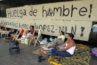 Martes 12 de octubre. A pesar de las versiones periodísticas, continua el plantón y huelga de hambre de los militantes de la OPEZ en la entrada del edificio de gobierno del estado.