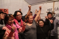 Domingo 22 de marzo del 2015. San Cristóbal de las Casas. Luis Margaret Castillo Mora en huelga de hambre en el atrio de la catedral de San Cristóbal recibe la visita de Darwin Petate esta noche. Domingo 22 de marzo del 2015. San Cristóbal de las Casas. Luis Margaret Castillo Mora en huelga de hambre en el atrio de la catedral de San Cristóbal recibe la visita de Darwin Petate esta noche.