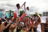 Lunes 25 de junio del 2012. Tuxtla Gutiérrez, Chiapas. Manuel El huero Velazco y Enrique Peña Nieto cierran campaña este medio dÃa en la plaza central de esta ciudad. Lunes 25 de junio del 2012. Tuxtla Gutiérrez, Chiapas. Manuel El huero Velazco y Enrique Peña Nieto cierran campaña este medio dÃa en la plaza central de esta ciudad.