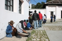Jueves 14 de octubre. San Cristóbal de las Casas. Emiliano H Sinwell. Indígenas desplazados de las comunidades San Gregorio, municipio de Huixtán, y Los Llanos, municipio de San Cristóbal de las Casas, instalaron el jueves un plantón dentro de las instala