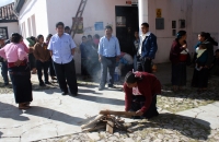 Jueves 14 de octubre. San Cristóbal de las Casas. Emiliano H Sinwell. Indígenas desplazados de las comunidades San Gregorio, municipio de Huixtán, y Los Llanos, municipio de San Cristóbal de las Casas, instalaron el jueves un plantón dentro de las instala