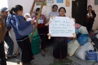 Jueves 14 de octubre. San Cristóbal de las Casas. Emiliano H Sinwell. Indígenas desplazados de las comunidades San Gregorio, municipio de Huixtán, y Los Llanos, municipio de San Cristóbal de las Casas, instalaron el jueves un plantón dentro de las instala