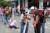 Martes 9 de octubre del 2018. Tuxtla Gutiérrez. Los maestros idóneos exigiendo el pago de salarios en el cruce de la Avenida y Calle Central en la capital del esto de Chiapas. Martes 9 de octubre del 2018. Tuxtla Gutiérrez. Los maestros idóneos exigiendo el pago de salarios en el cruce de la Avenida y Calle Central en la capital del esto de Chiapas.