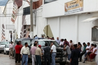 Miércoles 4 de julio del 2012.Tuxtla Gutiérrez, Chiapas. Las actividades del IEPC-Chiapas continúan esta mañana cuando un grupo de personas de Mazatán esperan afuera de estas instalaciones mientras se lleva a cabo el cotejo, escrutinio y conteo de votos d