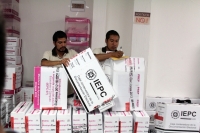 Miércoles 4 de julio del 2012.Tuxtla Gutiérrez, Chiapas. Las actividades del IEPC-Chiapas continúan esta mañana cuando un grupo de personas de Mazatán esperan afuera de estas instalaciones mientras se lleva a cabo el cotejo, escrutinio y conteo de votos d
