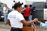 Miércoles 4 de julio del 2012.Tuxtla Gutiérrez, Chiapas. Las actividades del IEPC-Chiapas continúan esta mañana cuando un grupo de personas de Mazatán esperan afuera de estas instalaciones mientras se lleva a cabo el cotejo, escrutinio y conteo de votos d