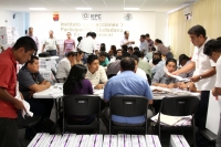 Miércoles 4 de julio del 2012.Tuxtla Gutiérrez, Chiapas. Las actividades del IEPC-Chiapas continúan esta mañana cuando un grupo de personas de Mazatán esperan afuera de estas instalaciones mientras se lleva a cabo el cotejo, escrutinio y conteo de votos d
