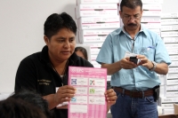Miércoles 4 de julio del 2012.Tuxtla Gutiérrez, Chiapas. Las actividades del IEPC-Chiapas continúan esta mañana cuando un grupo de personas de Mazatán esperan afuera de estas instalaciones mientras se lleva a cabo el cotejo, escrutinio y conteo de votos d