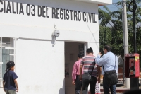 Viernes 23 de diciembre del 2016. Tuxtla Gutiérrez. Pidiendo discreción y respeto, dos parejas realizaron dos bodas igualitarias en la oficialía número 3 del registro civil durante el medio día, la primera pareja decidió mantener el anonimato evitando la 