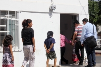 Viernes 23 de diciembre del 2016. Tuxtla Gutiérrez. Pidiendo discreción y respeto, dos parejas realizaron dos bodas igualitarias en la oficialía número 3 del registro civil durante el medio día, la primera pareja decidió mantener el anonimato evitando la 