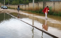 Sábado 22 de junio del 2013. Foto/Miradasur. Habitantes de la Colonia El Relicario de esta colonial ciudad denuncian la nula intervención de las autoridades municipales y de Protección Civil después de las afectaciones de las lluvias del pasado jueves.