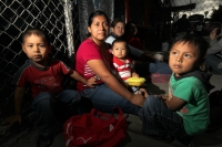 Viernes 27 de diciembre del 2013. Las familias en situación de pobreza reciben alimentos y  despensas del Banco de Alimentos del Centro de Chiapas Maná (Asociación Mexicana de Bancos de Alimentos) quien rescata los productos alimentarios directamente de l