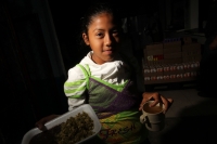 Viernes 27 de diciembre del 2013. Las familias en situación de pobreza reciben alimentos y  despensas del Banco de Alimentos del Centro de Chiapas Maná (Asociación Mexicana de Bancos de Alimentos) quien rescata los productos alimentarios directamente de l