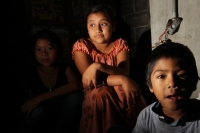 Viernes 27 de diciembre del 2013. Las familias en situación de pobreza reciben alimentos y  despensas del Banco de Alimentos del Centro de Chiapas Maná (Asociación Mexicana de Bancos de Alimentos) quien rescata los productos alimentarios directamente de l