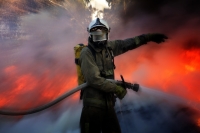 Domingo 31 de enero del 2016. Tuxtla Gutiérrez. Elementos del cuerpo de Bomberos de la capital del estado de Chiapas intentan controlar un fuerte incendio en provocado en un taller mecánico en el sur de esta ciudad del sureste de México.
