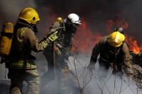 Domingo 31 de enero del 2016. Tuxtla Gutiérrez. Elementos del cuerpo de Bomberos de la capital del estado de Chiapas intentan controlar un fuerte incendio en provocado en un taller mecánico en el sur de esta ciudad del sureste de México.