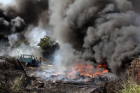 Domingo 31 de enero del 2016. Tuxtla Gutiérrez. Elementos del cuerpo de Bomberos de la capital del estado de Chiapas intentan controlar un fuerte incendio en provocado en un taller mecánico en el sur de esta ciudad del sureste de México.