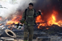 Domingo 31 de enero del 2016. Tuxtla Gutiérrez. Elementos del cuerpo de Bomberos de la capital del estado de Chiapas intentan controlar un fuerte incendio en provocado en un taller mecánico en el sur de esta ciudad del sureste de México.