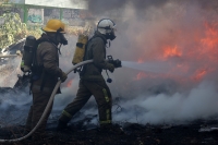 Domingo 31 de enero del 2016. Tuxtla Gutiérrez. Elementos del cuerpo de Bomberos de la capital del estado de Chiapas intentan controlar un fuerte incendio en provocado en un taller mecánico en el sur de esta ciudad del sureste de México.