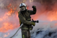Domingo 31 de enero del 2016. Tuxtla Gutiérrez. Elementos del cuerpo de Bomberos de la capital del estado de Chiapas intentan controlar un fuerte incendio en provocado en un taller mecánico en el sur de esta ciudad del sureste de México. Domingo 31 de enero del 2016. Tuxtla Gutiérrez. Elementos del cuerpo de Bomberos de la capital del estado de Chiapas intentan controlar un fuerte incendio en provocado en un taller mecánico en el sur de esta ciudad del sureste de México.