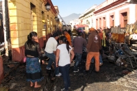 Domingo 9 de diciembre del 2012. Foto/Miradasur. San Cristóbal de las Casas, un fuerte incendio provoco pérdidas materiales y la destrucción de 7 comercios durante esta madrugada en pleno andador turístico de San Cristóbal de las Casas.