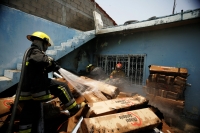 Un incendio causa pérdidas económicas y la destrucción de equipamiento de cocinas que serian entregadas por el programa Chiapas Solidario, este medio día en la ciudad de Tuxtla Gutiérrez.