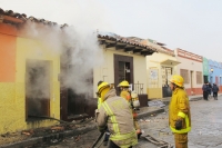 Lunes 19 de noviembre del 2012. San Cristóbal de las Casas, Chiapas. Un fuerte incendio en la avenida Francisco I. Madero provoco pérdidas materiales en dos viviendas del centro histórico de esta colonial ciudad.