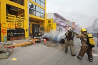 Mayo del 2015. Tuxtla Gutiérrez. Durante la jornada de incendios de edificios de partidos políticos del Movimiento Magisterial.