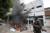 Mayo del 2015. Tuxtla Gutiérrez. Durante la jornada de incendios de edificios de partidos políticos del Movimiento Magisterial.