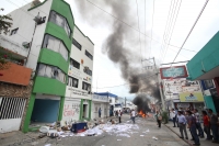 Mayo del 2015. Tuxtla Gutiérrez. Durante la jornada de incendios de edificios de partidos políticos del Movimiento Magisterial.