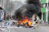 Mayo del 2015. Tuxtla Gutiérrez. Durante la jornada de incendios de edificios de partidos políticos del Movimiento Magisterial.