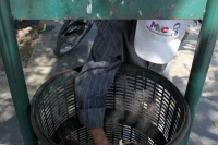 Viernes 10 de noviembre del 2017. Tuxtla Gutiérrez. Un indigente busca algún alimento en los botes de la basura de la plaza central de la ciudad. Viernes 10 de noviembre del 2017. Tuxtla Gutiérrez. Un indigente busca algún alimento en los botes de la basura de la plaza central de la ciudad.