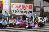 Martes 1 de marzo. Las manifestaciones en las entradas del edificio del gobierno estatal se multiplican con forme pasan las semanas