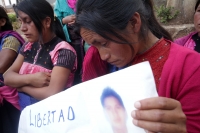 Lunes 2 de mayo del 2016. Tuxtla Gutiérrez. Familiares de los vendedores ambulantes detenidos durante los enfrentamientos en el congreso local, piden la liberación de los indígenas quienes fueron detenidos al ser confundidos con quienes se enfrentaron con