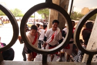 Jueves 2 de agosto del 2012. Tuxtla Gutiérrez, Chiapas. Los indígenas de los altos de Chiapas tienen que seguir esperando atrás de rejas y puertas para ser atendidos en sus demandas ante sus representantes distritales y estatales.