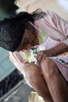 Martes 9 de noviembre. Indigentes y personas de edad deambulan por el centro de Tuxtla Gutiérrez siempre buscando algunas monedas regateadas a la caridad de los transeúntes locales.