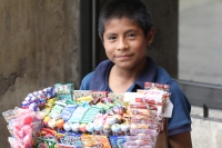 Miércoles 23 de febrero. Los vendedores ambulantes y los que ofrecen cigarrillos a los transeutes hacen delparque central su lugar de trabajo.
