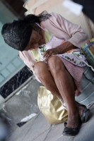Martes 9 de noviembre. Indigentes y personas de edad deambulan por el centro de Tuxtla Gutiérrez siempre buscando algunas monedas regateadas a la caridad de los transeúntes locales.