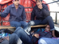 Varias personas de la India son aseguradas por elementos de INM en el tramo carretero entre Tonala y Arriaga