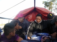 Varias personas de la India son aseguradas por elementos de INM en el tramo carretero entre Tonala y Arriaga