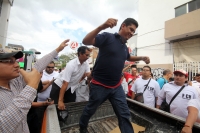 Sábado 7 de enero del 2017. Tuxtla Gutiérrez. El elemento de la PGJE-Chiapas identificado con dos cargadores de balas durante la macha en contra del gasolinazo este medio día.