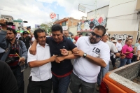 Sábado 7 de enero del 2017. Tuxtla Gutiérrez. El elemento de la PGJE-Chiapas identificado con dos cargadores de balas durante la macha en contra del gasolinazo este medio día.