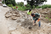 Miércoles 25 de agosto. Habitantes de la colonia Infonavit El Paraíso continúan afectados por las lluvias de la semana pasada las cuales destruyeron el pavimento y dejaron cuarteadoras en varios edificios de esta zona habitacional.